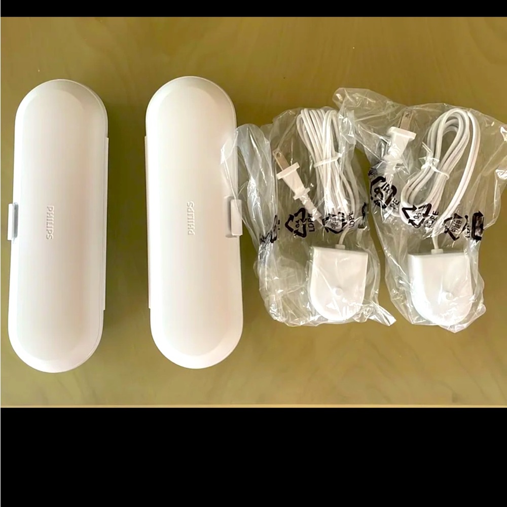 Philips Sonicare  2 travel cases 2 plug in charging bases